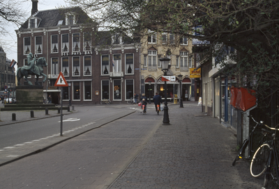 117696 Gezicht op het fietspad langs het Janskerkhof te Utrecht, ter hoogte van de hoek met de Korte Jansstraat ...